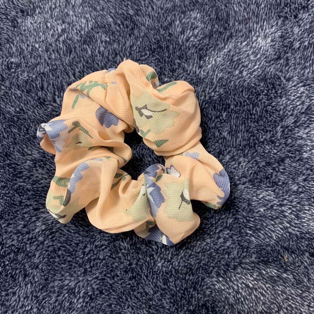 Scrunchie - Picture 2 of 4